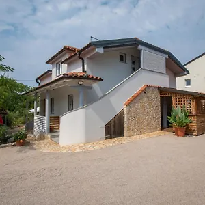 apartments-milena-pinezici-krk.primorje-gorskikotar.com/