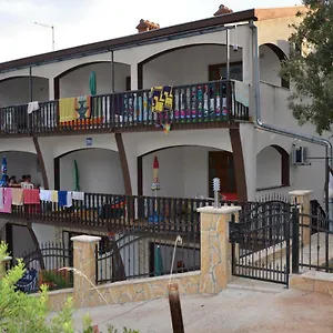 apartments-delfin-posedarje.hotelinzadar.com/